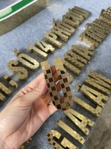 Chữ Inox lọng viền, chân chữ họa tiết hoa văn