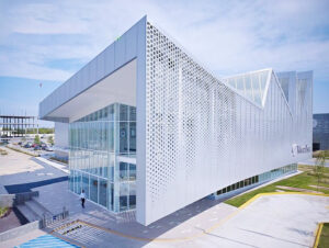 Thi Công Mặt Dựng Văn Phòng Tấm Nhôm Đục Lỗ | Giá Rẻ Tại Bình Dương