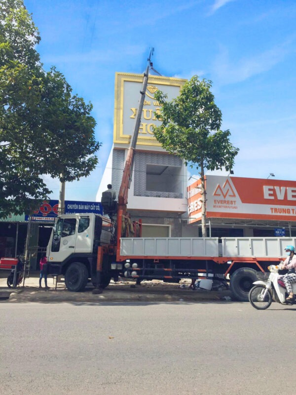 thi-cong-bang-hieu-alu-chu-vang-4