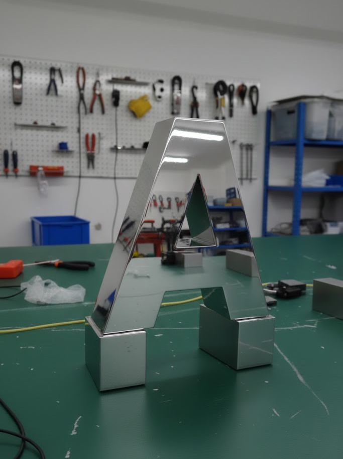 Quy trình gia công tỉ mỉ bộ chữ nổi kim loại