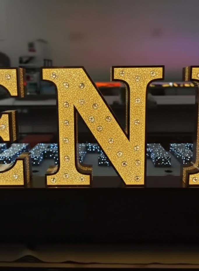 Bảng Hiệu Đèn Led - Chữ Nổi Inox Mica Rắc Đá