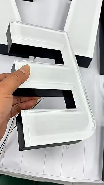 Gia công chữ Mica chân không hút nổi